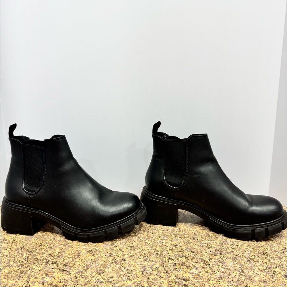 Steve Madden Howler Black Ankle Booties 8.5